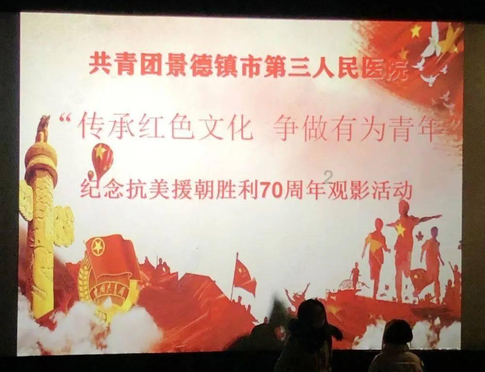 趁雪追肥 西安开展冬小麦田间管理促夏粮丰收
