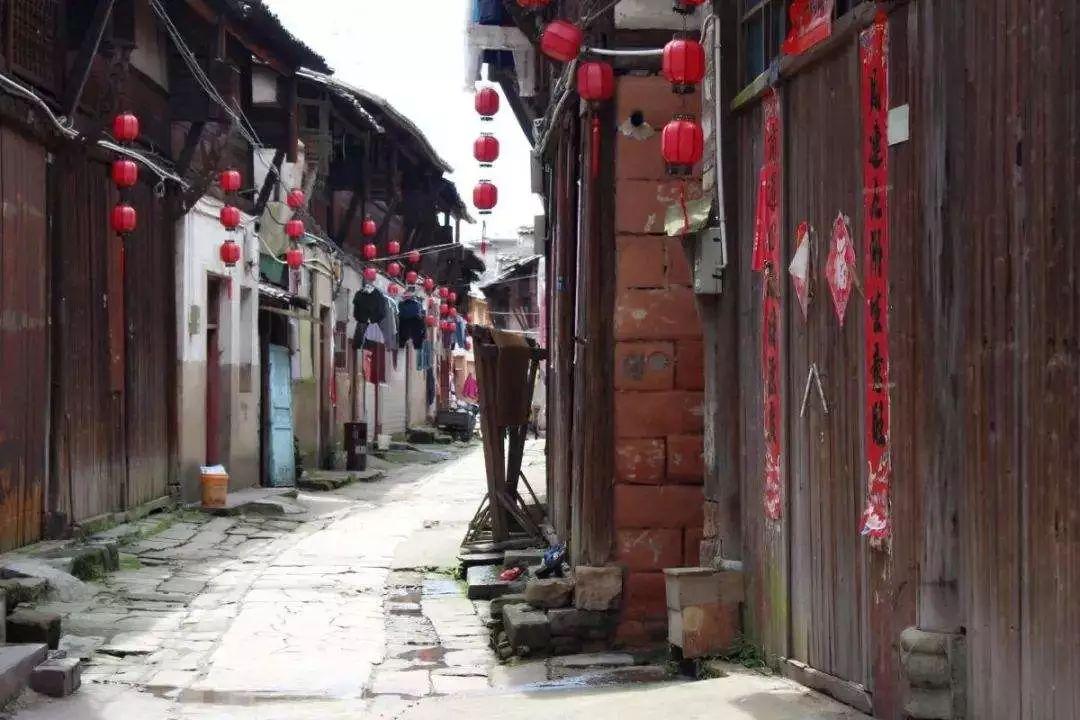 25岁中国女教师在美遭泼化学液体,网友愤怒:这种行为太恶劣了!