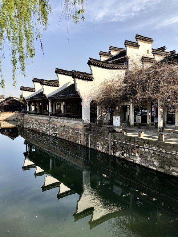 粉色修身款毛衣裙搭配白色优雅高跟鞋，这样的穿搭你觉得温柔吗？